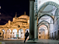 祈祷和静默：土耳其伊斯坦布尔，日落后的蓝色清真寺(Blue mosque)，沉思的绝佳时刻。