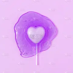 紫色背景上正在融化的心形冰棒。最小的爱的概念。平的。