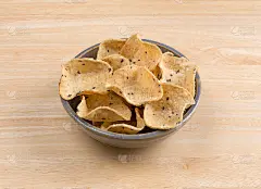 用碗蘸壳的玉米粉圆饼