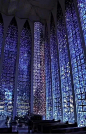 巴西 巴西利亚 Dos Bosco 教堂的蓝色玻璃窗 ​