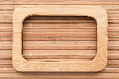 漂亮的一体式轻木架，躺在竹席上。