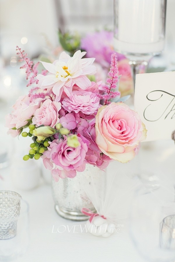 清新、简洁的粉色和紫色搭配的户外婚礼，仿...