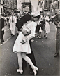 Alfred Eisenstaedt的传世经典——胜利之吻。1945年8月14日，胜利的喜讯传到家门，二战在一片欢呼中结束了。纽约时代广场上，一个水兵小伙子兴奋地亲吻身边不认识的护士，这张照片成为历史上和摄影史上尤为经典的接吻瞬间。
