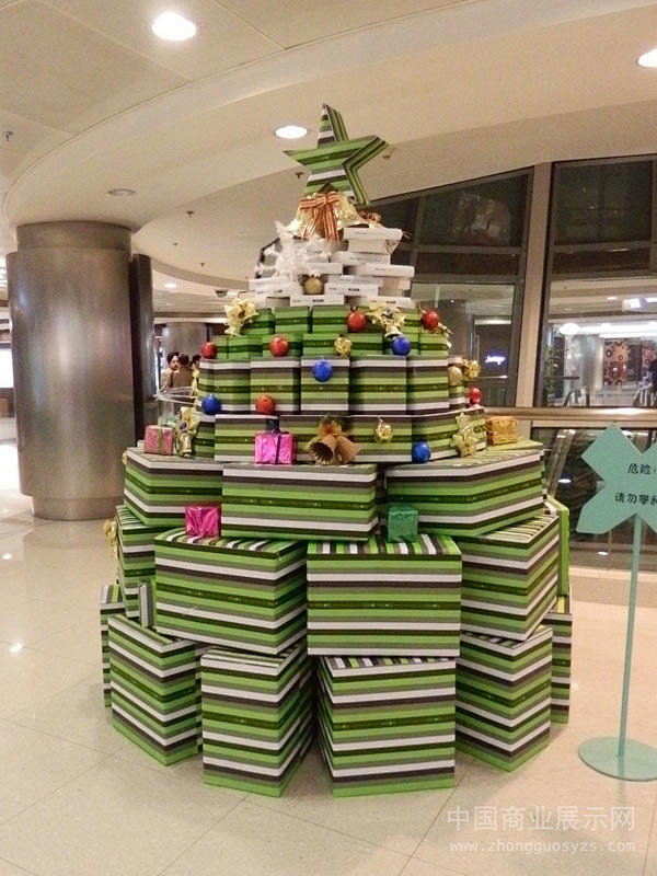 国贸商城中的礼物盒圣诞树