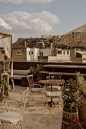 印际 - House Of Shila x Mona Athens 酒店 : Mona Athens酒店位于雅典热闹的Psirri区，在一栋20世纪50年代的八层建筑内，这里曾经是一家纺织厂。