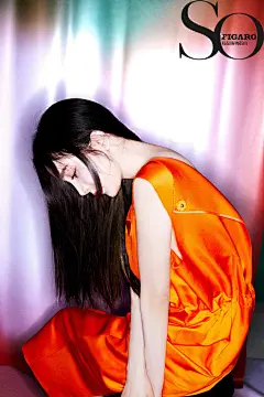 杨幂 X 《SoFigaro》，明艳色彩交织下演绎独特慵懒气质，亮眼的撞色造型格外吸睛，复古感扑面而来～ ​​​​