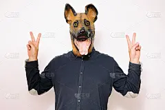 戴着狗面具做胜利手势的人