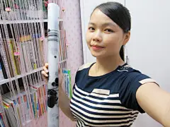 选了锦上添花的款式，大大的花朵怒发，很漂亮。店家还送了两个杯垫，烫金边缘，很精美。
玻璃桌布没有什么气味，铺开后没多久就闻不到了。不错。
桌布还可以定制尺寸。非常适用。
试用款是60*100的，相对家里茶几有点小，有点小遗憾，不过可以用在别的地方，也很好的。
防水又防油，很方便。对桌面也是一种保护。
玻璃桌布贴合的很好，不会翘边，铺上后一眼看过去好像就是和桌子融为一体了。给桌子换了件新衣服一样，焕然一新的感觉。
很不错，已经收藏了店铺。以后有需要再到店里按照尺寸定制。
