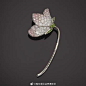 
                                                                                                                        5月3日至5月24日，Sotheby’s 将在纽约举行一个名为「In Bloom」的珠宝展，呈现75件「花卉」主题珠宝，你可以看到玫瑰、兰花、菊花、山茶、紫罗兰、风信子等丰富的花朵品种。本次展览涵盖了不同时期的珠宝风格，例如新艺术、装饰艺术、自然主义、极简主义等，历史