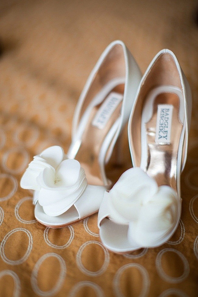 白色浪漫婚鞋 - 白色浪漫婚鞋婚纱照欣赏