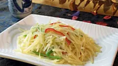 #保养保健#『夏季养生：四种健康凉拌菜』①藕：生藕性寒，清热凉血。而莲藕煮熟，其性变温，营养更容易吸收，补益气血。②芹菜：清热解毒，祛病强身。但炒熟后，降压作用并不明显，最好凉拌。③香菜：散热解表、健胃健脾，尤其适合做凉拌菜的配菜。④土豆：只有0.1%的脂肪，且含丰富的优质蛋白〜