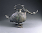 #每天一件青铜器# 纽约布鲁克林美术馆藏战国:禽尊.是为数不多先秦鸟形青铜器之一.一直有说法认为《周礼·春官·司尊彝》中记载的“六尊”就包含了鸟形尊.商代的鸟形尊多是鸮形象,西周之后变为凤鸟一类,也有鸭尊等.这件是战国时期非常写实的“雁”形象,曲颈昂首,形态平衡,背部钮部还有小兽装饰的环提梁 ​​​​