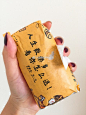 #南京美食攻略##南京美食# 网红饭团get ☑
米饭很有嚼劲，饭团用料好丰富，蛋黄喷香，肉松甜蜜，蔬菜爽口，卤蛋入味，香肠提鲜，油条酥脆，最后用来自泰国清莱府的香糯米以及紫米包裹，加上一层海苔，既好看又能防止松散
包装哇咔咔太可爱了，萌萌哒的包装纸，逗趣的文字，此 ​ ...展开全文c