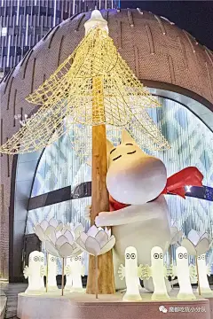 行走的表情包，带你看魔都圣诞树的另类画风