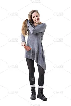 年轻女子带着痛苦的表情用梳子梳着长而乱的头发