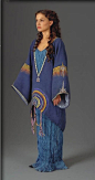 #星球大战服装# 系列（46）——帕德梅的神奇服装，湖蓝色皱褶筒裙，外罩带有原始宗教色彩图案的深蓝色粗织外套，全身造型以直线形成的尖角为特色，与其说是衣服，不如说是个概念艺术品。服设说衣服的纹样来自澳大利亚土著绘画，内里的长裙则可能取材自曾风靡一时的迪佛斯晚装 (Delphos dress 图9)。