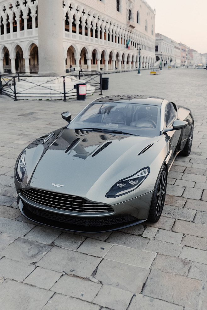 Aston Martin DB11 : ...