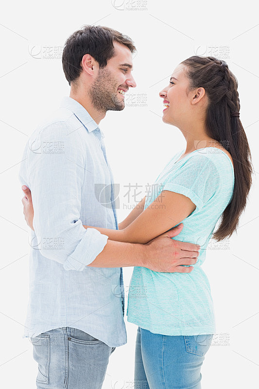 迷人的年轻夫妇互相拥抱