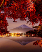 红叶晕染了富士山