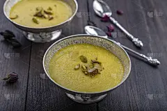 芒果味的菲尼装在金属碗里