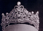 这是奥地利王储妃斯泰芬妮娅的王冠，1889年奥地利王储鲁道夫和情妇自杀身亡，1900年斯泰芬妮娅改嫁给了Elemer Lonyay伯爵，这顶王冠仍然留在了哈布斯堡家族