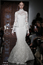 Reem Acra 秋冬婚纱系列，层层叠叠的薄纱荷叶边下摆，呈现的浪漫优雅的气质。