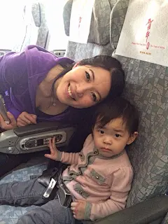 出發啦！長榮航空的班機，******周到，訂票時選定餐飲，兒童餐很健康而且基本不含至敏成分，空姐更是向小朋友派發禮物，很貼心。從澳***到台北1小時40分鐘，好像剛吃完就到了。選擇台北其實不大情願，因為過年期間去中國人的地方就等於是主動要閉***羹吃，不過由於之前訂的曼谷，而曼谷還在動亂，所以不得已臨時改成台北。事實也印證了我們的擔心，台北的街面***一片安靜，***至銀行下至早餐店一律關***，而旅遊景點則是水泄不通。所以台北的春節以後不會再見！
這就是頑皮小妹妹，這次旅行的主角與核心，一切以她滿意為主