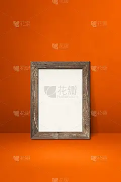 木制的画框倚在一面橙色的墙上_5156181689