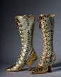 大概在1860年代，小姐们在乘坐马车或者夜晚参加舞会时会穿上丝缎做的小靴子，包住脚踝，这样才叫得体大方。但后来不久就开始流行不会包得太多的鞋子，穿靴子反倒有点特立独行了，19世纪末20世纪初的女士靴子设计更大胆，各种优雅材质和华丽花边又开始在一些女子脚边绽放起来。