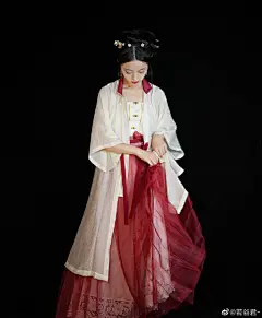 #冲鸭！欧皇# @清秋集原创汉服 姐妹们，夏日小狐狸！！！冲鸭！！！
（把最近自己喜欢的表情包放c位了）
这个裙子，粼粼的，绝美！
发饰@霜辄_ ​​​​