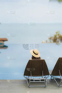 肖像美丽年轻的亚洲女人微笑快乐放松周围的酒店度假村游泳池