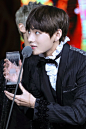 #金泰亨##金泰亨花郎# 【@TAETAELAND  】161119 2016 Melon Music Awards 高清更新4p「禁一切二改 转载请注明原出处」
生日应援集资【O网页链接】