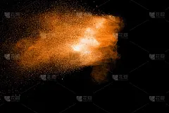 橙色尘埃粒子在黑色背景上爆炸。彩色粉末粉尘飞溅。