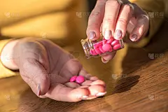 女性双手吃药，用力轻