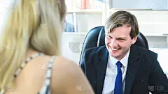商人听候选人回答，工作面试，人力资源(HR)，人才管理