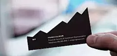 和这28款创意名片比起来，你的名片弱爆了 : 　　如何在第一次见面就给人留下深刻的第一印象？如何在众多势均力敌的竞争者中脱颖而出？一张创意十足的名片其实就可以做到。 　　1.瑜伽师，massage me。 　　 　　2.把名片设计成起司磨碎器。实用到舍不得丢。 　