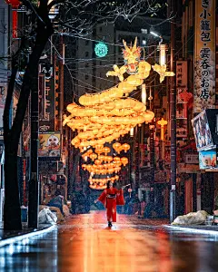 Photo shared by Koichi JAPAN on February 06, 2025 tagging @yokohama_chinatown, @rk19_photo, and @shunsetsusai. 可能是包含下列内容的卡通画：1 位用户、海报、灯笼、街道和文字.