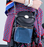 美而冷艳的包袋来自香奈儿（Chanel）2016春夏机场秀