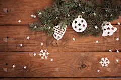 圣诞贺卡装饰以剪纸的方式挂着