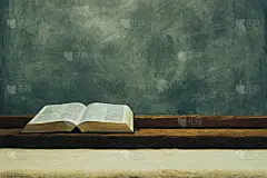 打开旧桌子上的《圣经》。美丽的灰色墙壁背景。宗教的概念。