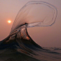 #海浪可以有多美多丝滑#一位加州橙县的小哥喜欢在冲浪的时候拍海浪，他镜头下的海浪丝薄透明又有着独特的美感 ​​​​