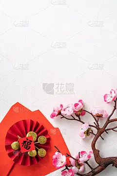 中国农历新年背景设计概念与粉红色的梅花和节日装饰。