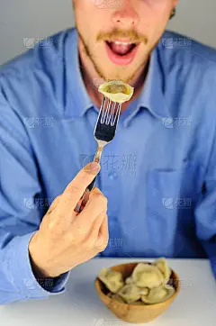 年轻人吃肉吃饺子