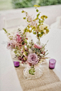 造型各异的桌花、椅背花，让鲜花花艺的组合和混搭很有趣味