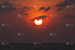 让大太阳变成橘红色，乌云密布