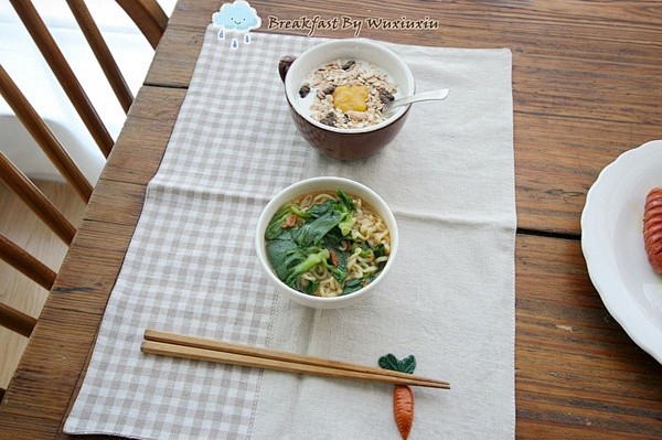 青菜面+煎鸡蛋和香肠,+麦片芒果酱酸奶