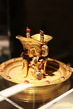 @三槐明澈-UCL考古研究所
明代金器特展
法国国立亚洲艺术博物馆
西安曲江艺术博物馆合作举办
虽然一些文物有争议
但是介绍展陈在海外做成这样也算难得了

或壁纸装饰或印刷品形式展示了很多明代画像
如朱佛女，天启帝画像以及明宪宗元宵行乐图
现场反响火爆