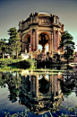 The Palace of Fine Arts San Francisco。美国旧金山艺术宫原建于1915年，本是为了巴拿马“太平洋万国博览会”所盖，当时曾吸引了1800万游客参观，但在会后就被废弃，一直到1962年才委请著名德裔建筑师梅贝克（Bernard Maybeck）来设计重修，他专长细部装修，这是这座「艺术宫」精雕细琢风格的由来。