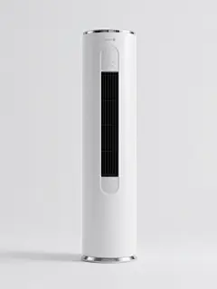 一张空调产品的白底静物图，展示一台白色圆柱形立式空调，机身主体为纯净的白色，正面中部有黑色的长条状出风口，顶部和底部边缘有一圈银色的金属装饰边框，整体设计简约现代，具有清晰的产品摄影风格，光线均匀柔和，突出空调的光滑表面质感和简洁的线条轮廓，无任何文字、LOGO、二维码及多余装饰元素，画面干净整洁，主体明确，在纯白色背景上居中放置，立体感强，细节清晰。