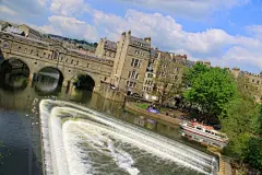 巴斯（英语：Bath,意为“沐浴”）位于伦敦以西156公里，是罗马人的温泉圣地。多年之后的乔治王时代，巴斯成为一个温泉圣地。这使巴斯城急剧扩张，留下许多杰出的乔治时期巴斯石制建筑，古建筑遗址中，以罗马浴场，水泵房和大教堂尤为著名。1987年，巴斯当选为世界遗产城市之一。,蓝色天使
